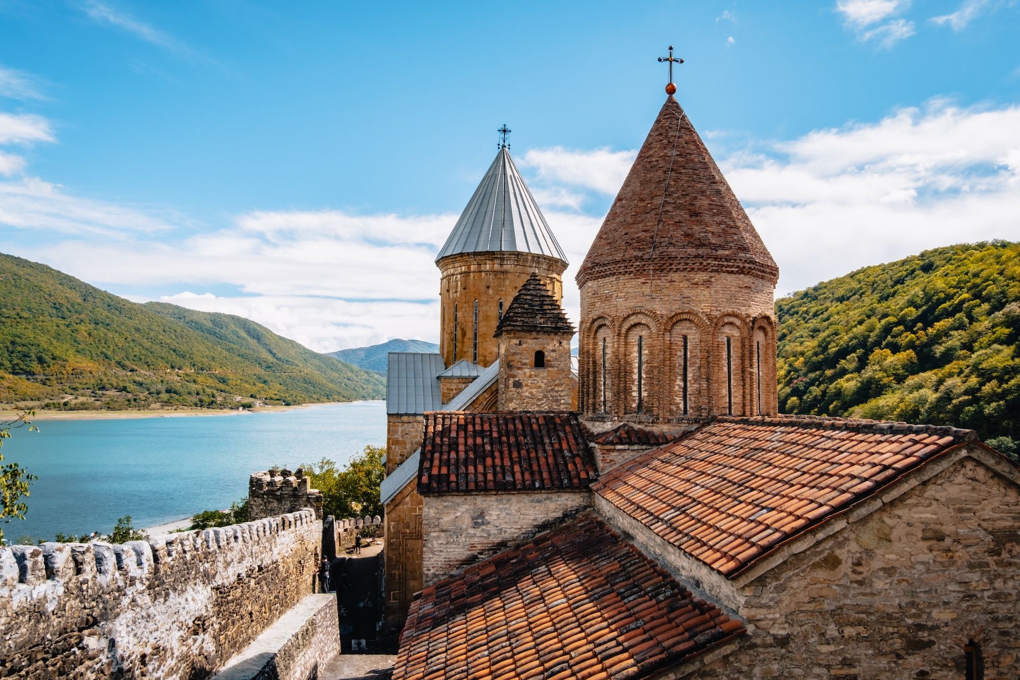 la Fortezza di Ananuri affacciata sul lago Zhinvali @Pernelle Voyage /Shutterstock