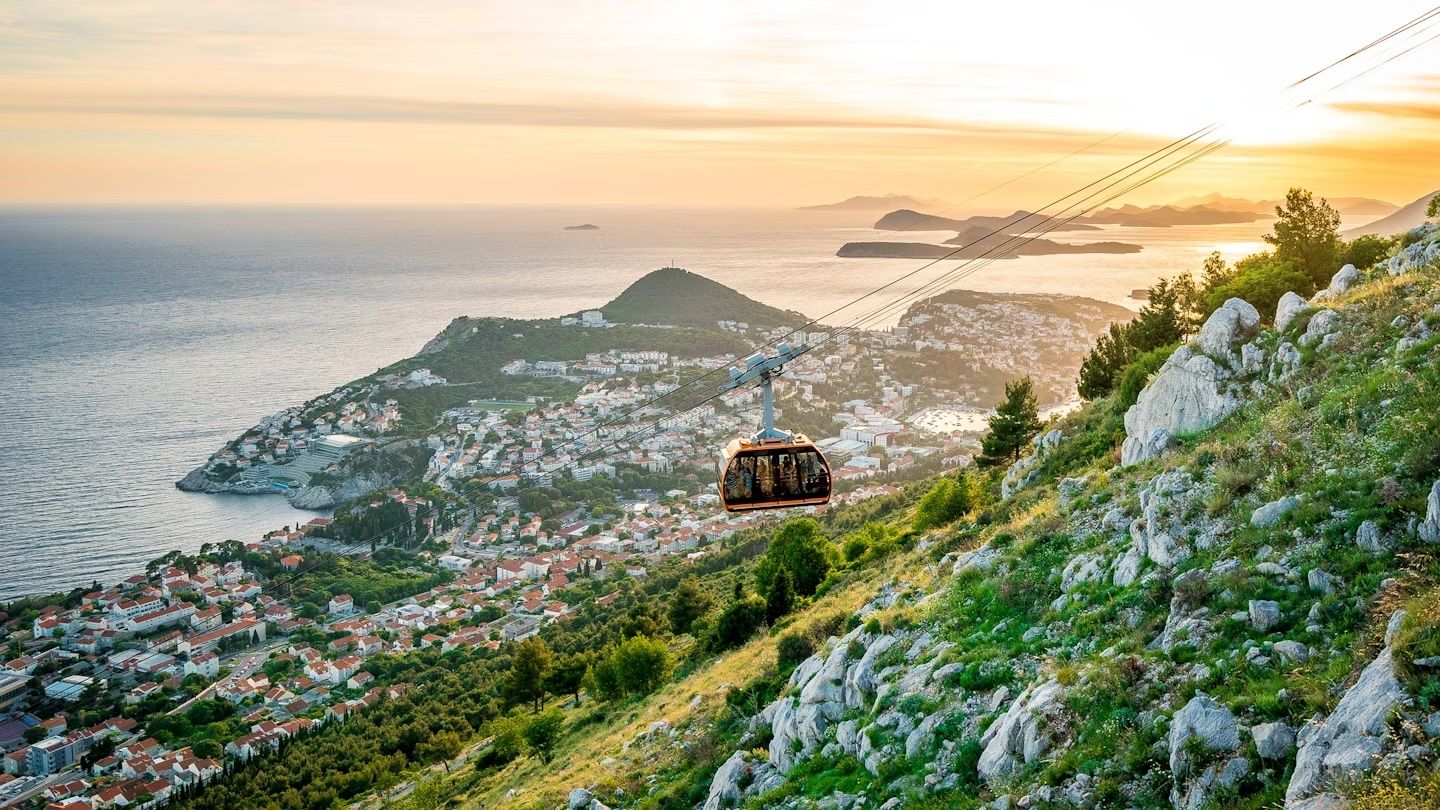 La funivia di Dubrovnik che sale sul monte Srđ al tramonto. Samantha Ohlsen/Foto Stock Online