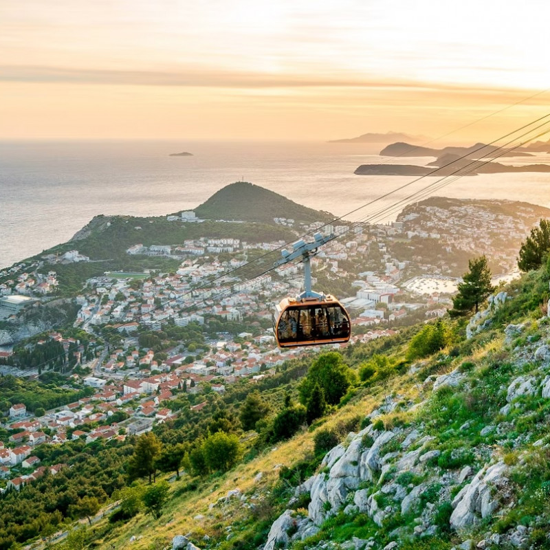 La funivia di Dubrovnik che sale sul monte Srđ al tramonto. Samantha Ohlsen/Foto Stock Online
