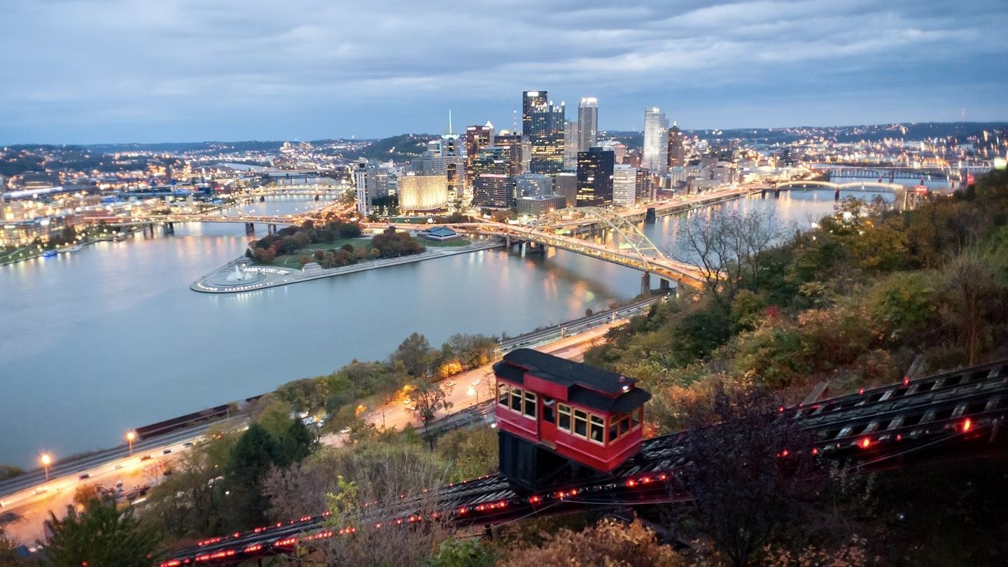 La vista di Pittsburgh dalla cima della Duquesne Incline è un punto culminante di ogni visita alla città. Marc Guitard/Getty Images