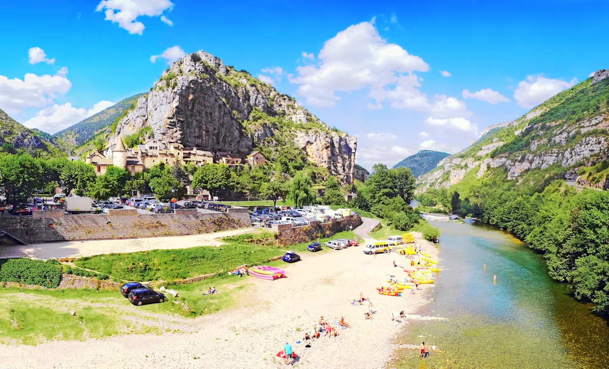 Il fiume Tarn è costellato di spiagge di ciottoli per i giochi di fiume. Lamax/Shutterstock