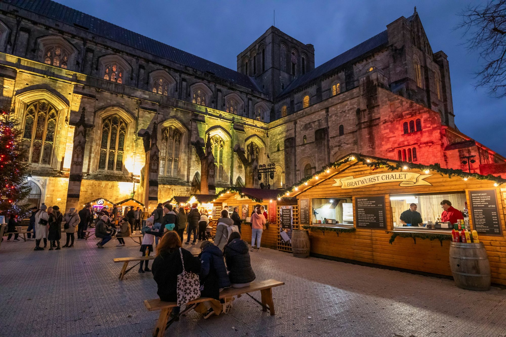 Le bancarelle sotto la storica cattedrale di Winchester. © Jo Jones/Shutterstock