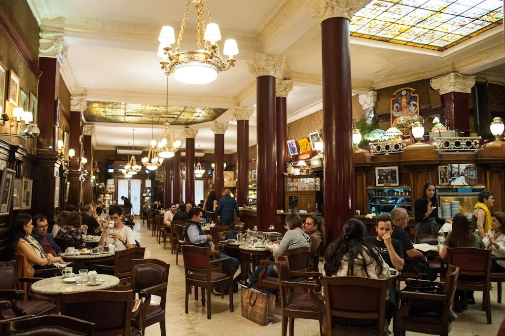 Il Café Tortoni richiamava artisti e intellettuali. © Sandra Moraes / Shutterstock