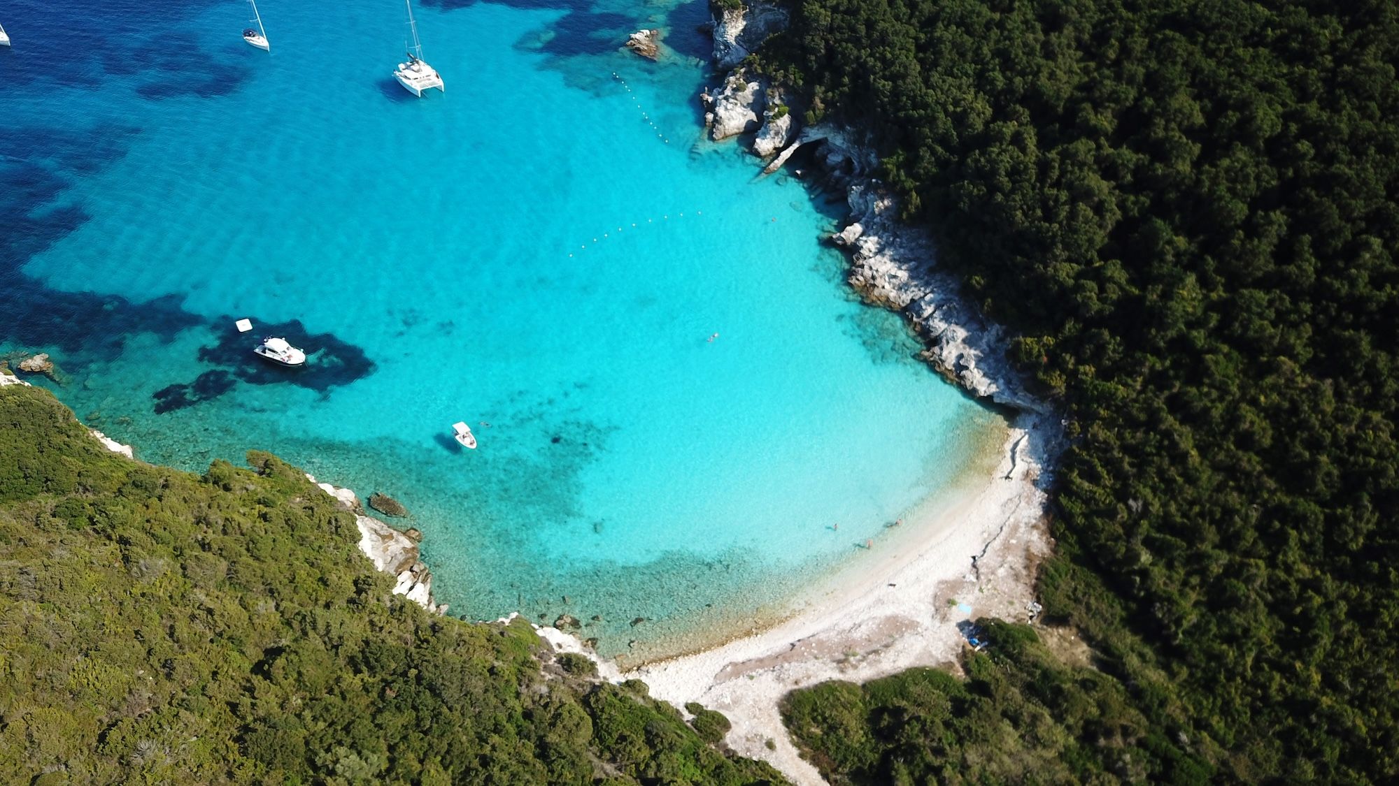 La spiaggia di Voutoumi, ad Antipaxi ©Aerial-motion/Shutterstock