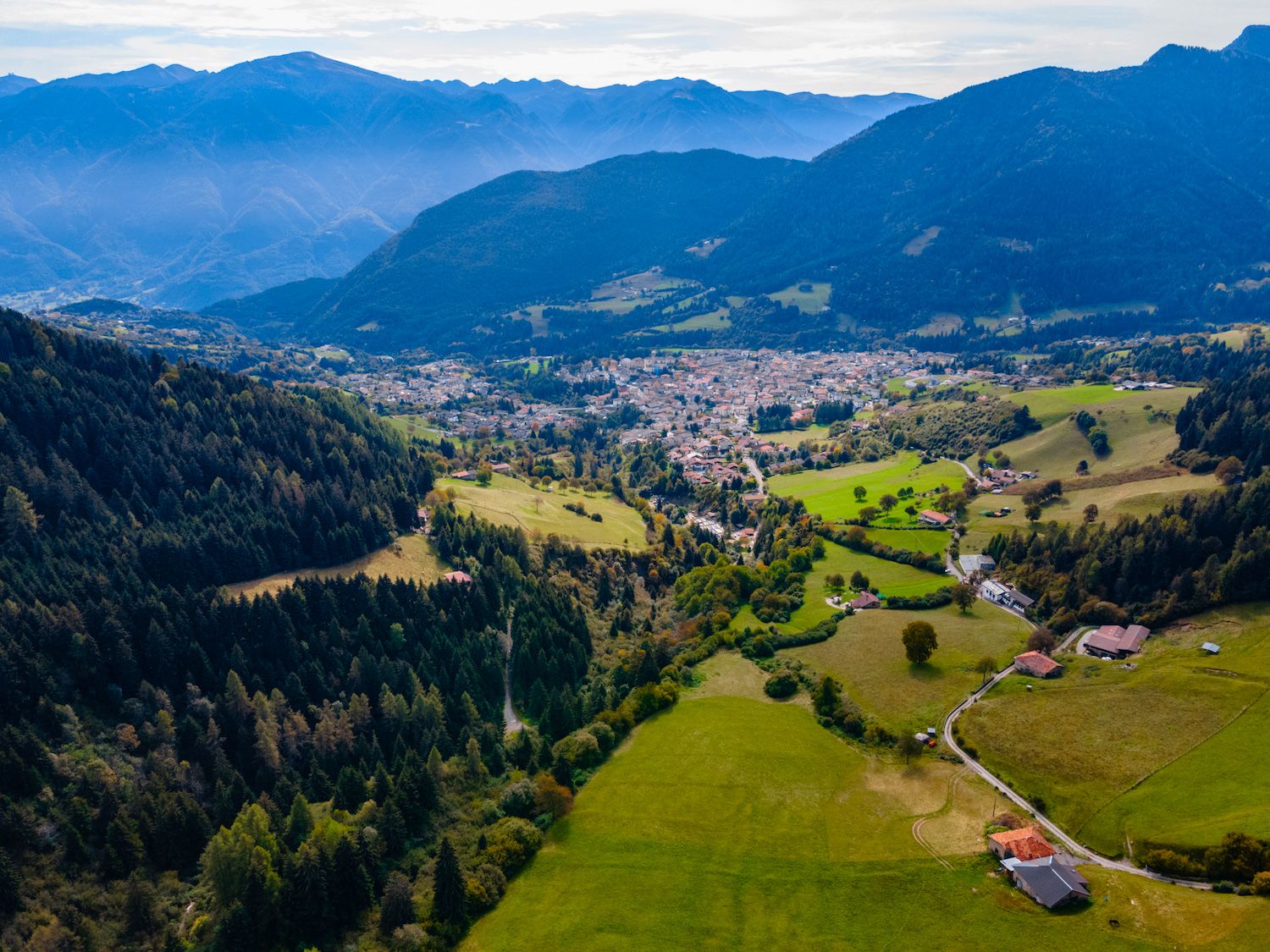 La Valle Camonica nel suo splendore verde intorno a Borno