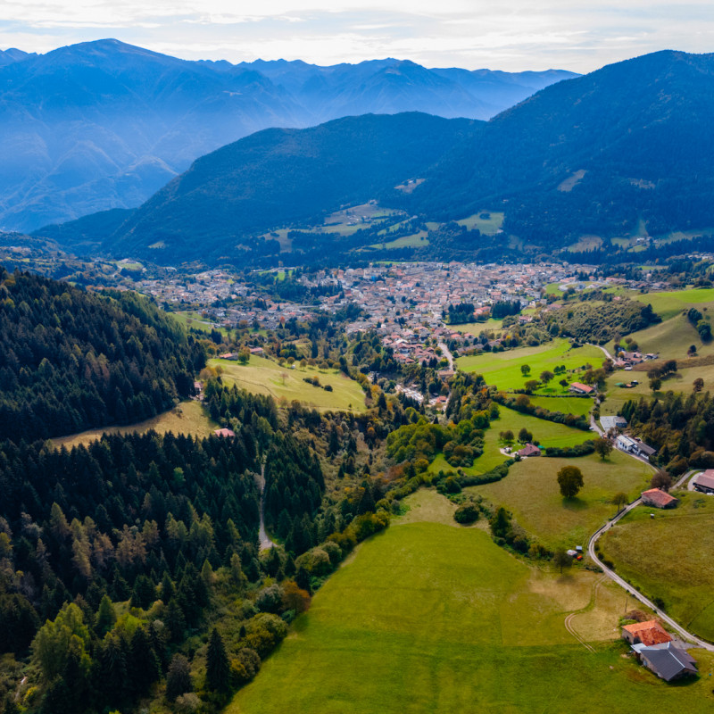 La Valle Camonica nel suo splendore verde intorno a Borno