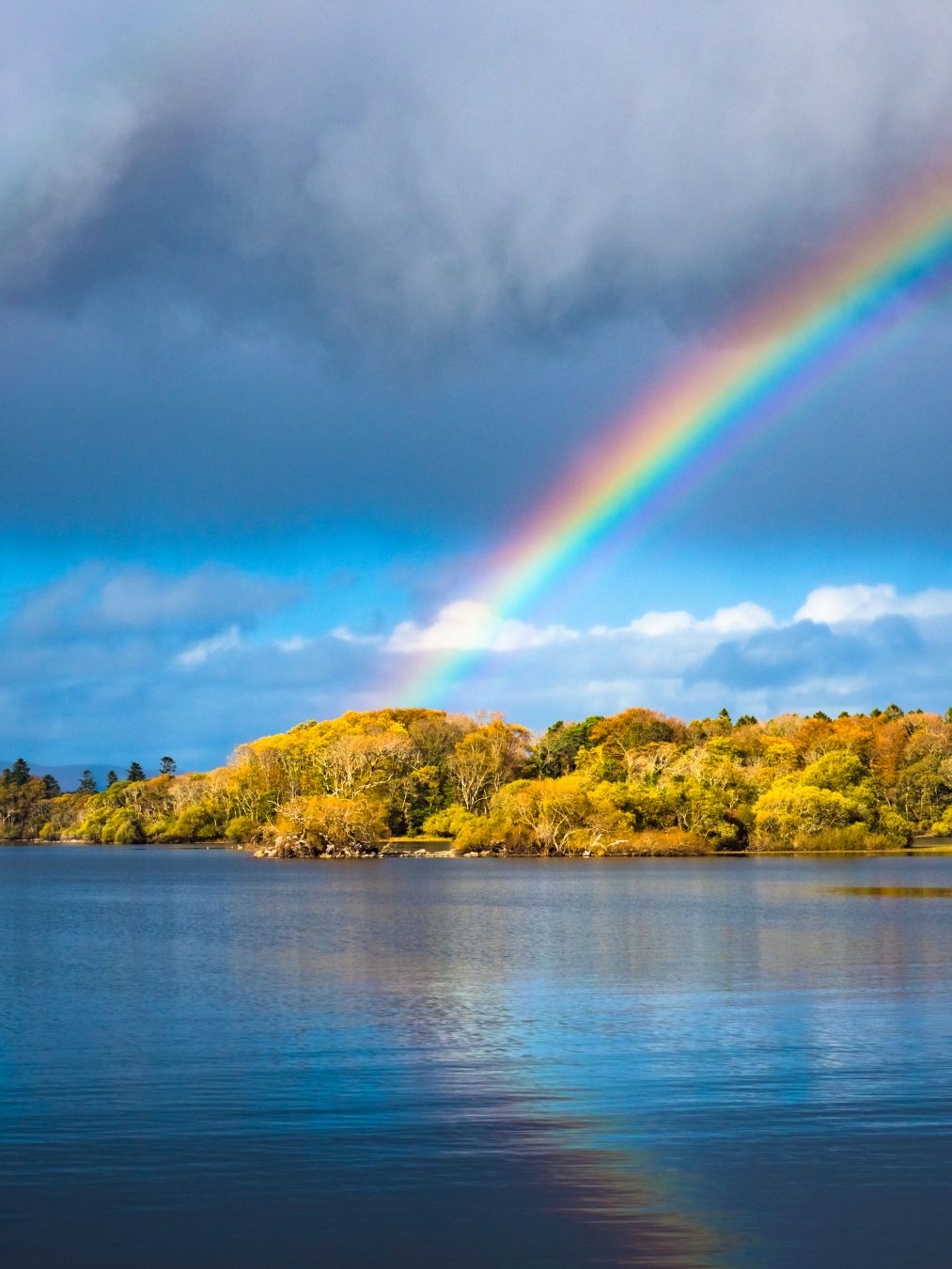 Arcobaleno sul lago Leane, in Irlanda