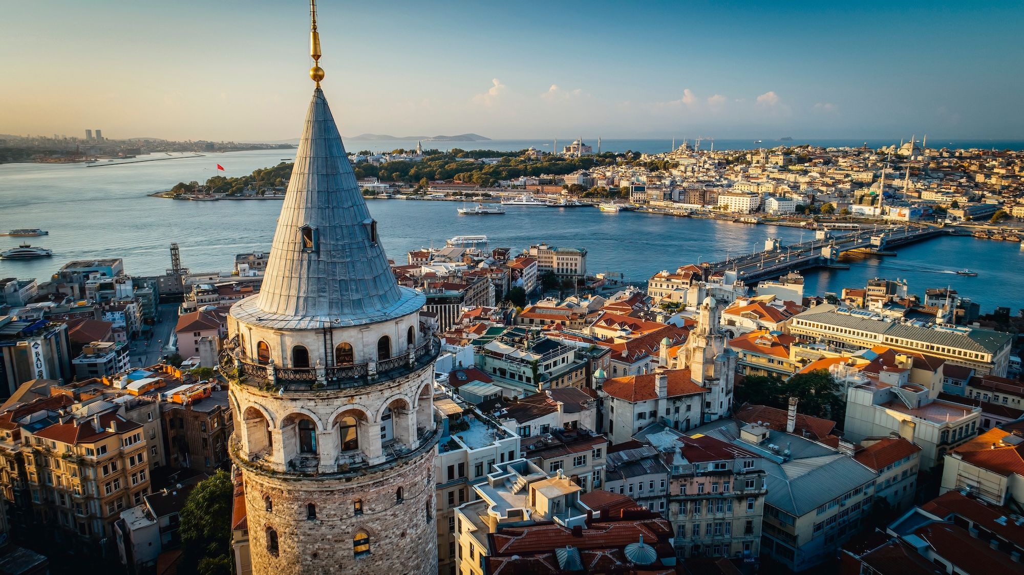 La città con la Torre di Galata in primo piano @thehakanarslan/Shutterstock