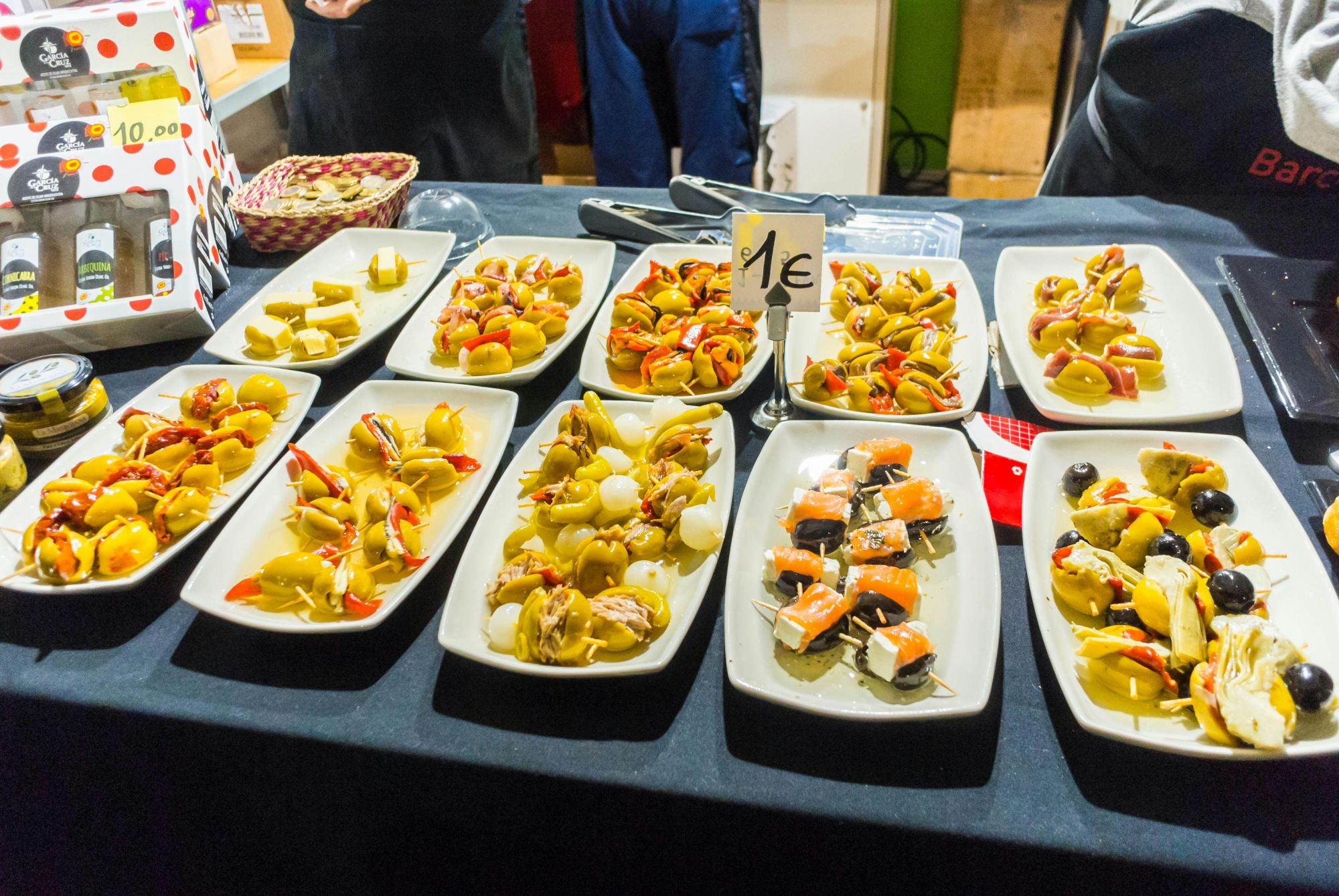Tapas e Pintxos, delizie poco costose. © Alamy Stock Photo