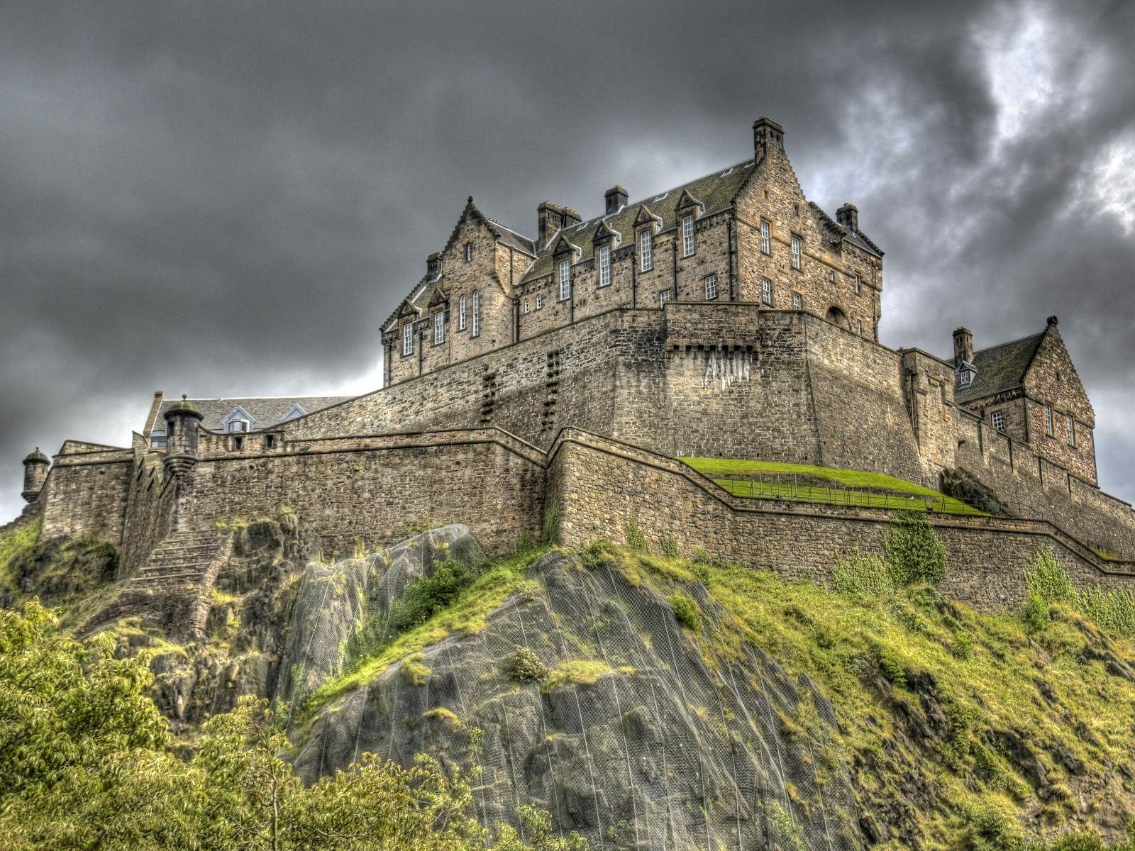 Il cielo minaccioso sul Castello di Edimburgo. © jan kranendonk/Shutterstock