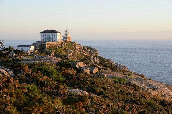 Tramonto al faro di Cabo Fisterra. © Rini Kools/Shutterstock