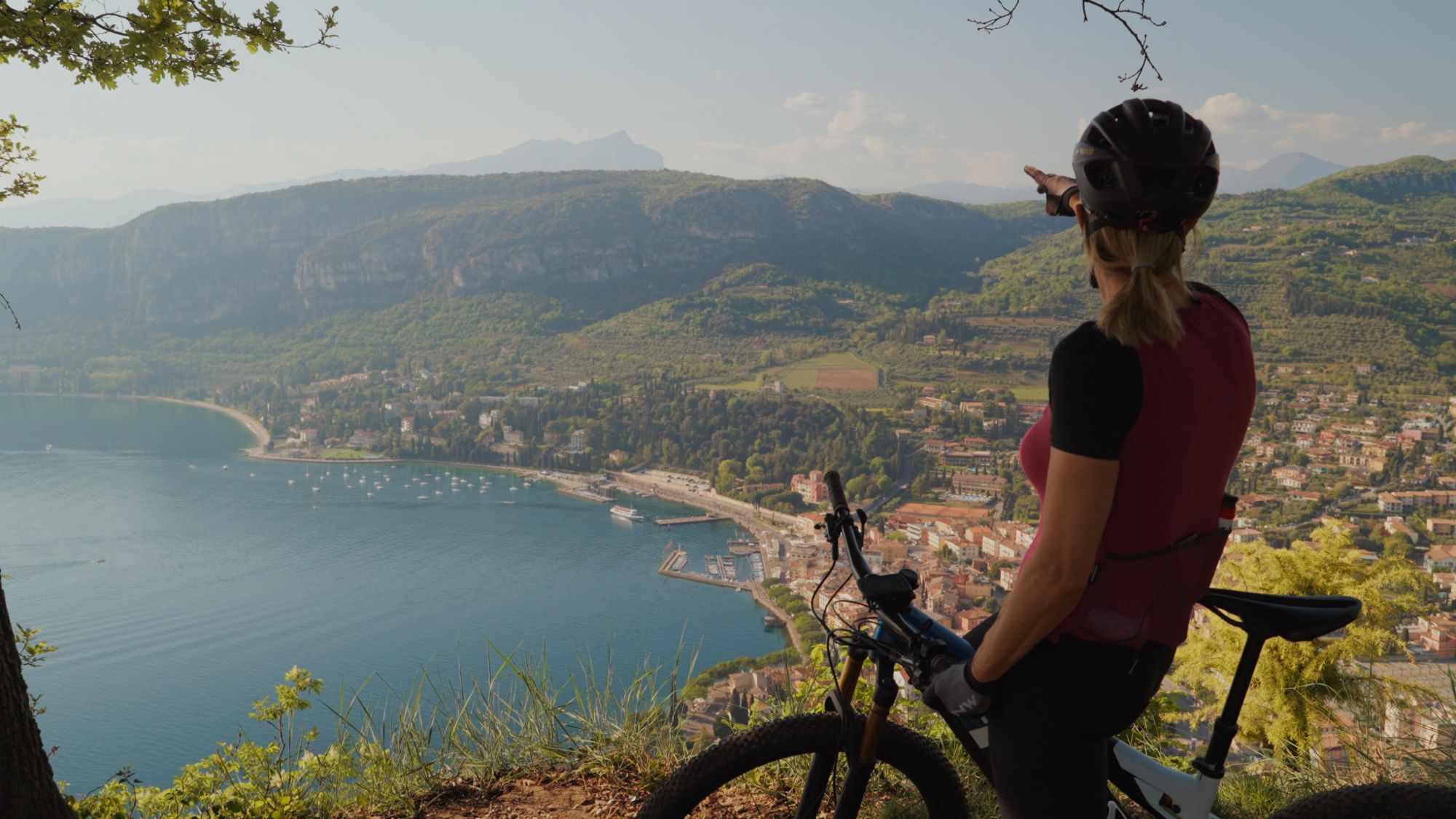 In mountain-bike lungo i sentieri di Garda © Lonely Planet Italia / Luca Schilirò