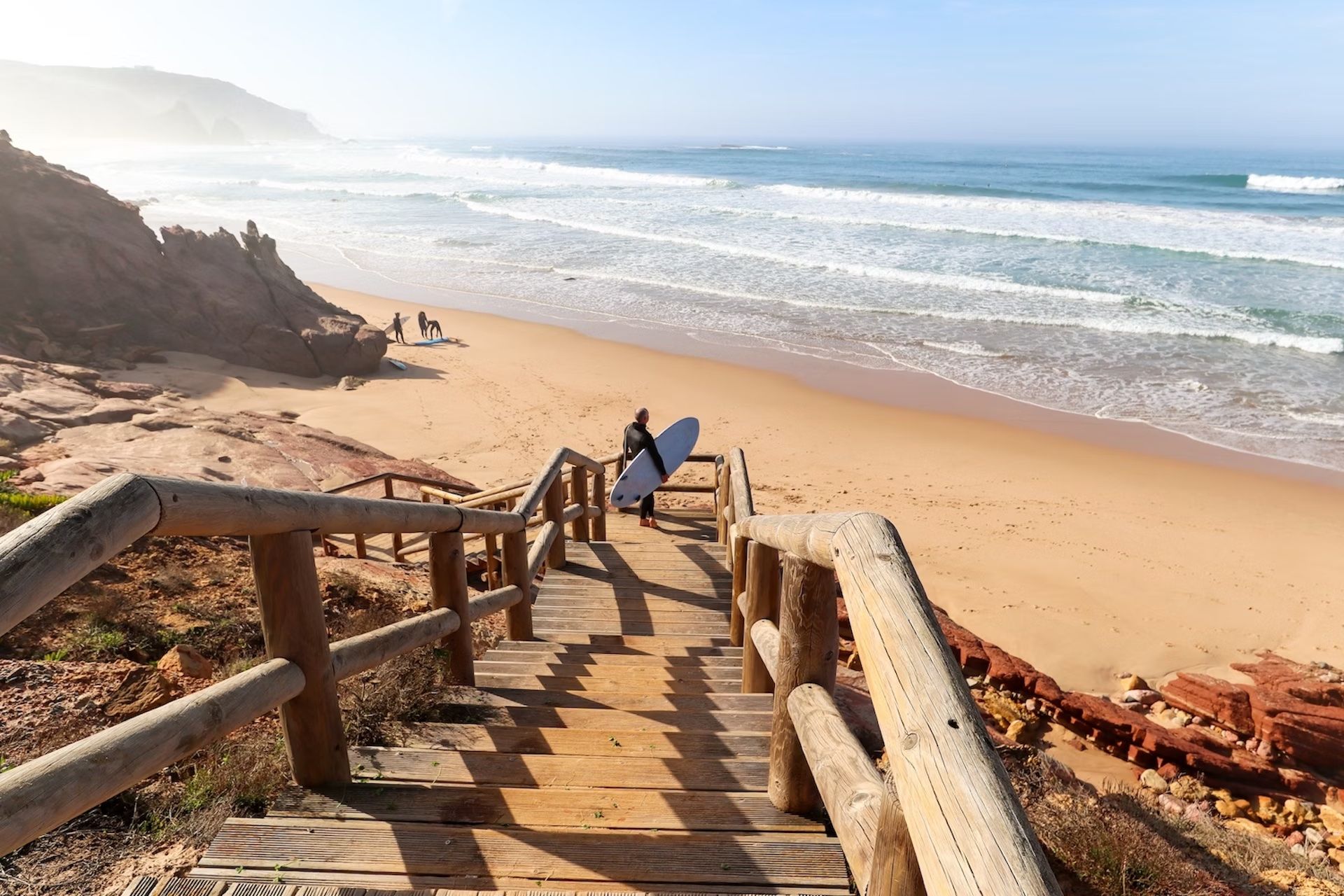 Se riuscite a sopportare l’acqua fredda, l’inverno è il periodo migliore per fare surf in Algarve © PIXEL to the PEOPLE / Shutterstock