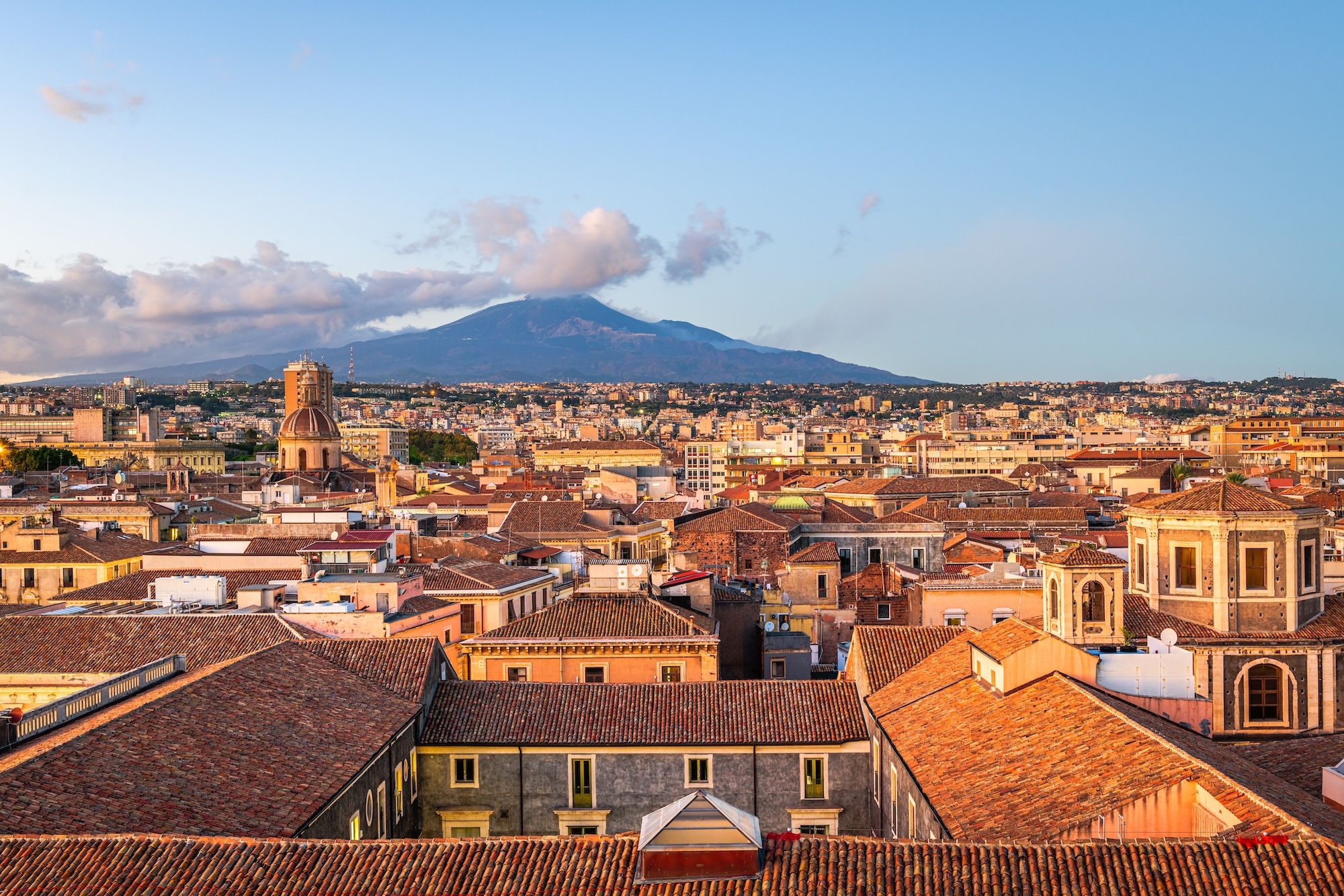 Catania e l’Etna sullo sfondo ©Sean Pavone/ Shutterstock