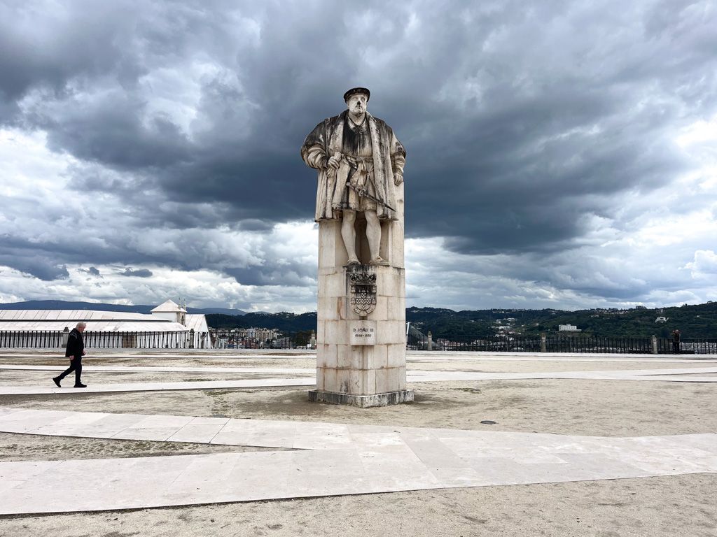 La statua del re Joao III, nel cortile dell’Università © Giulia Grimaldi/Lonely Planet Italia