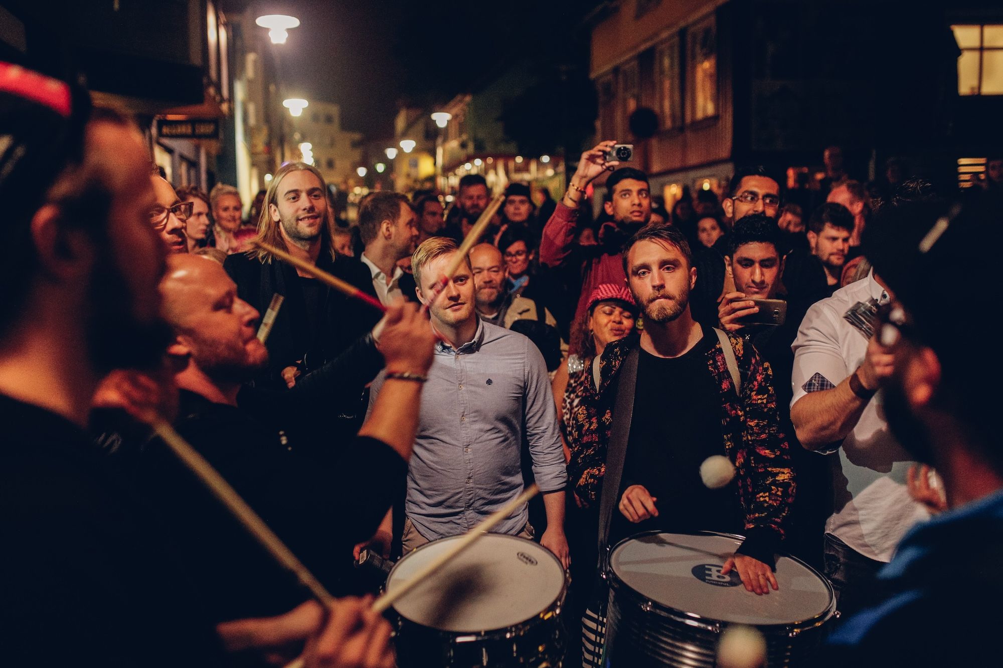 Agosto 2016: Tamburini che suonano per una folla di persone in strada durante la “Notte della Cultura” di Reykjavik. © kondr.konst / Shutterstock