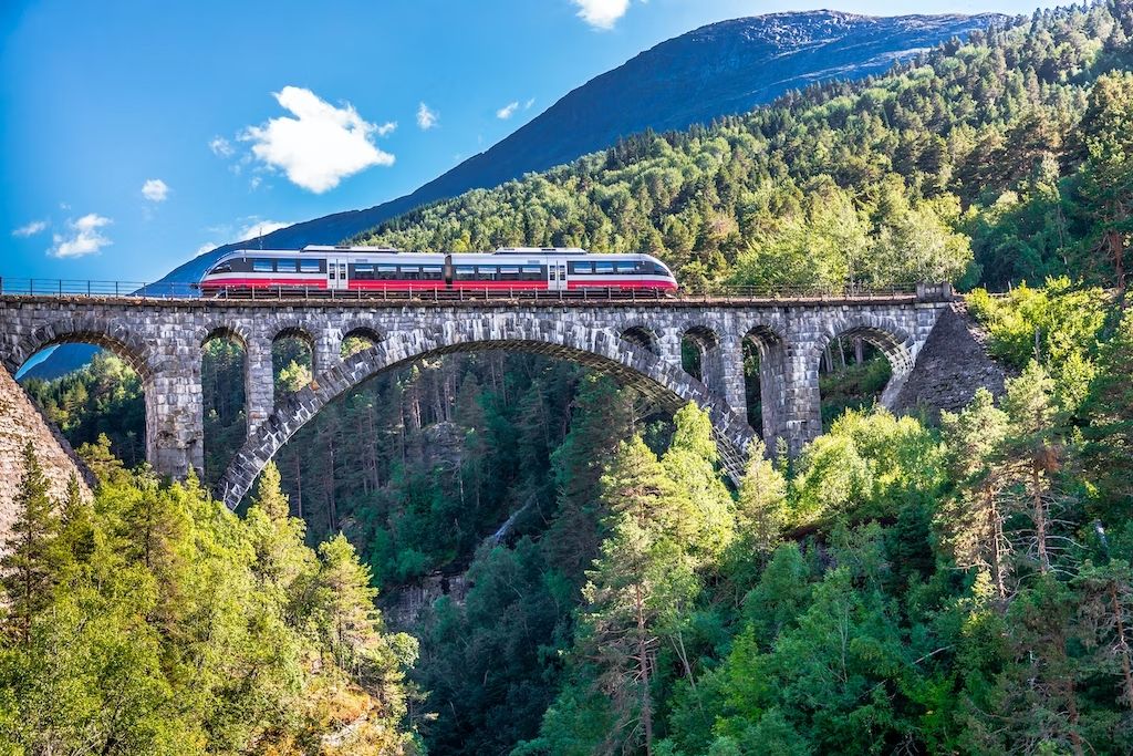 In Norvegia si trovano alcune delle tratte ferroviarie più scenografiche del mondo. © Arild Lilleboe / Shutterstock