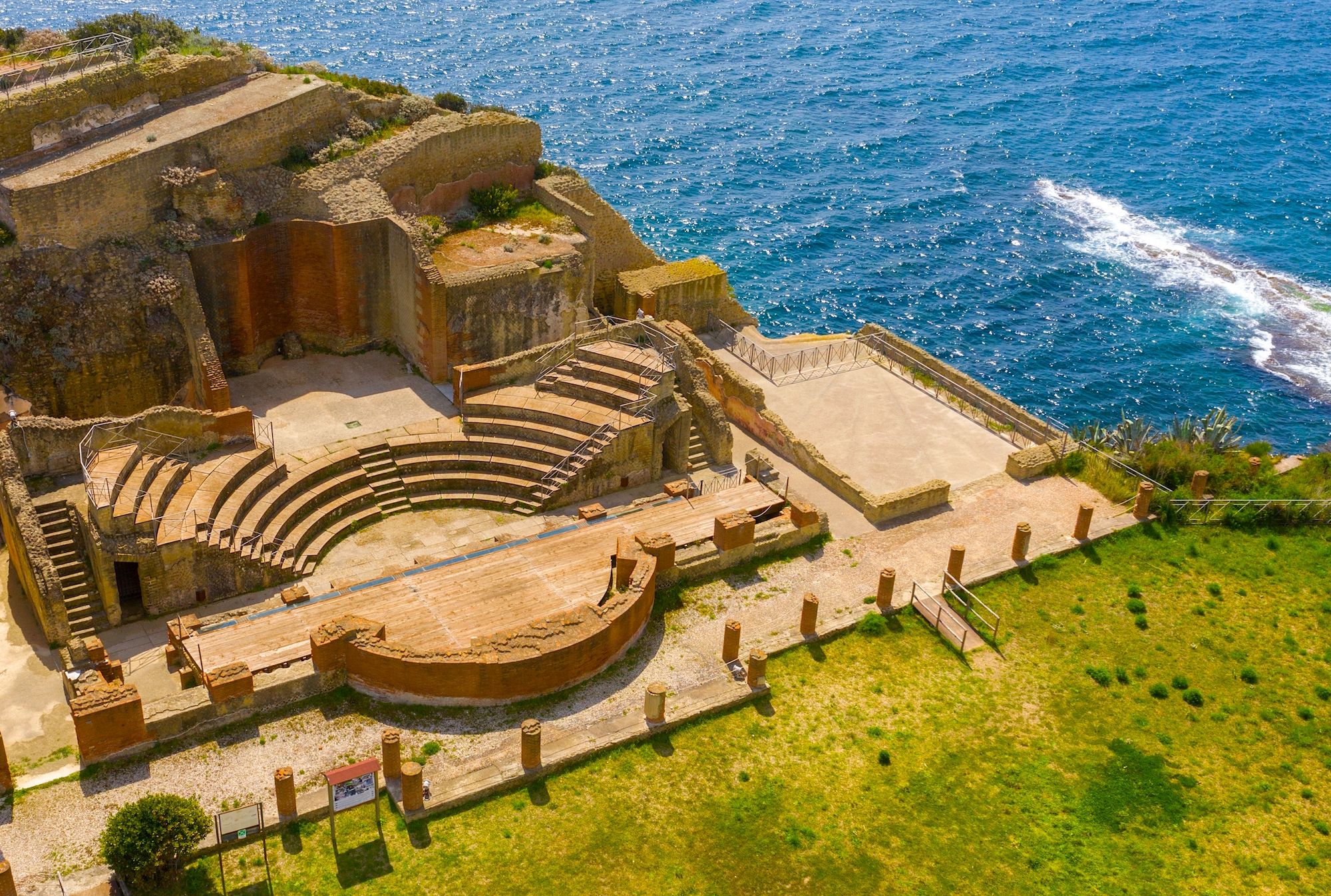 Veduta aerea del Pausilypon. Credits Stefano Tammaro / Shutterstock
