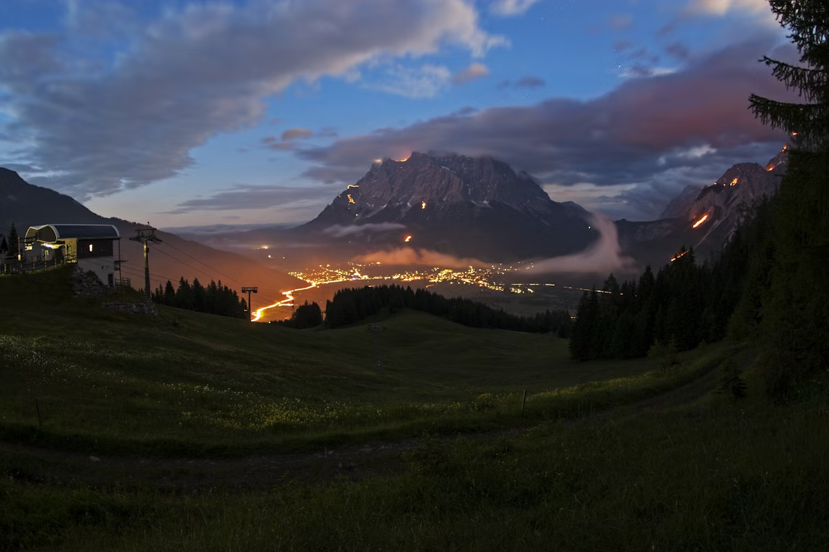 Falò di montagna durante il solstizio Austria. Andreas Mohaupt/Getty Images