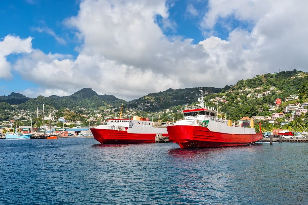 Le navi passeggeri Bequia Express attraccano nel porto di Kingstown, Saint Vincent e Grenadine. byvalet/Shutterstock
