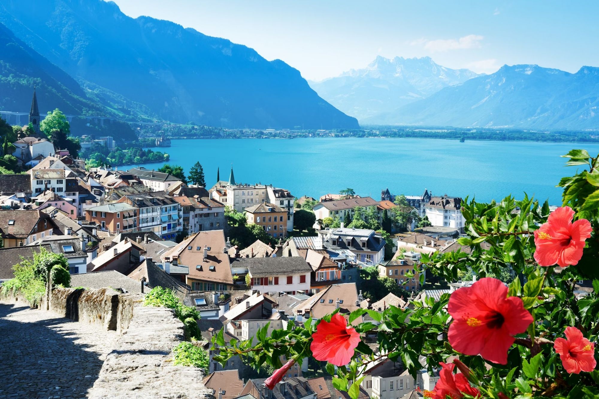 Visitate la bellissima Montreux e riscaldatevi dopo un’escursione con una deliziosa fonduta ©Getty Images