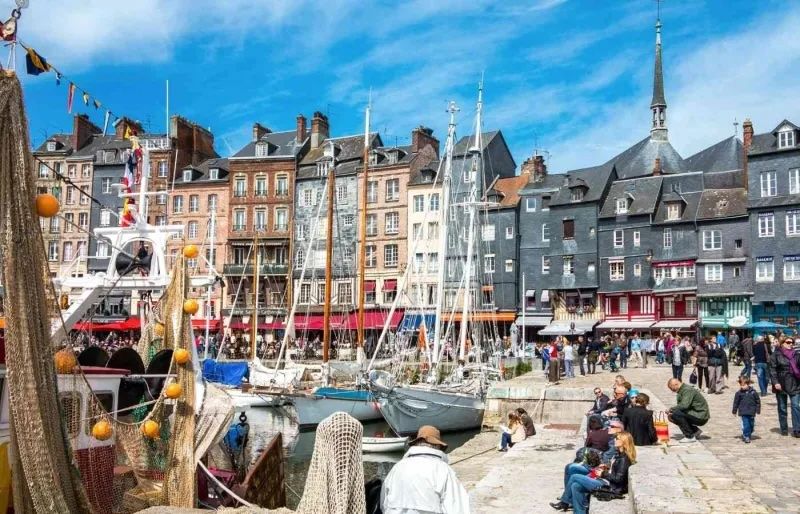 Il Vieux Bassin di Honfleur, con le sue case strette e le sue barche. Gimas - Shutterstock