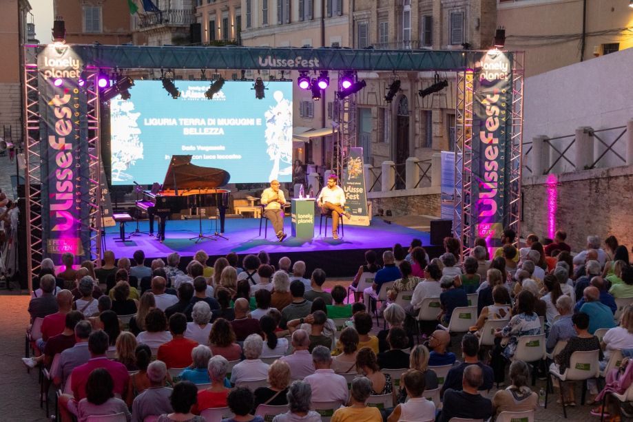 Dario Vergassola e Luca Iaccarino in Piazza del Plebiscito ad Ancona