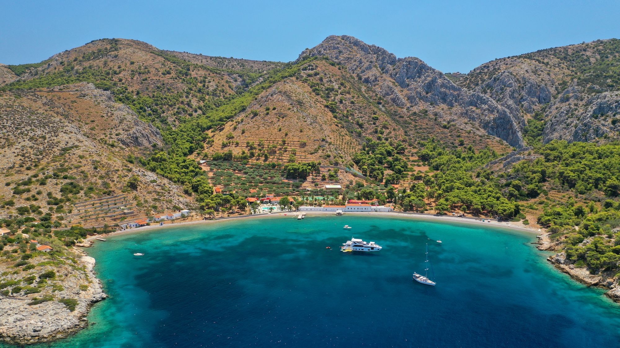 La baia di Molos a Idra ©Aerial-motion /Shutterstock