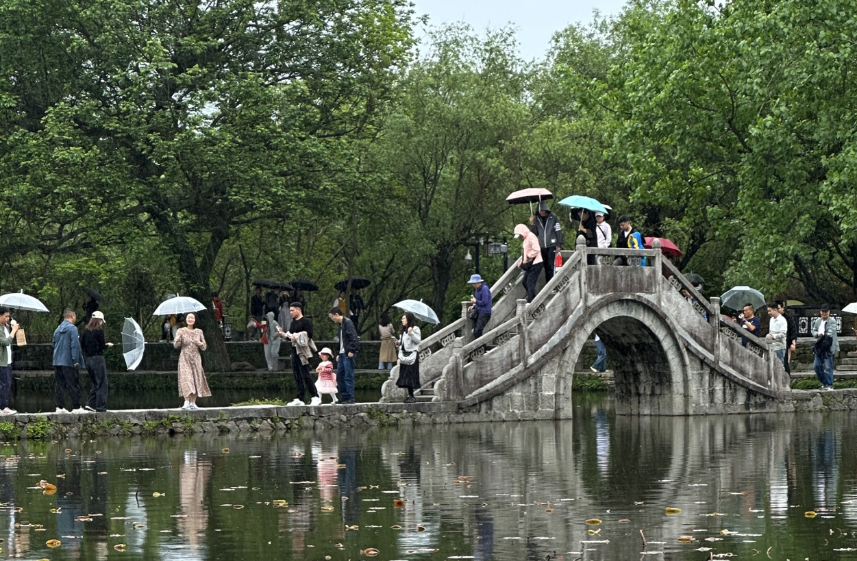 Entrando a Hongcun. Credits Angelo Pittro