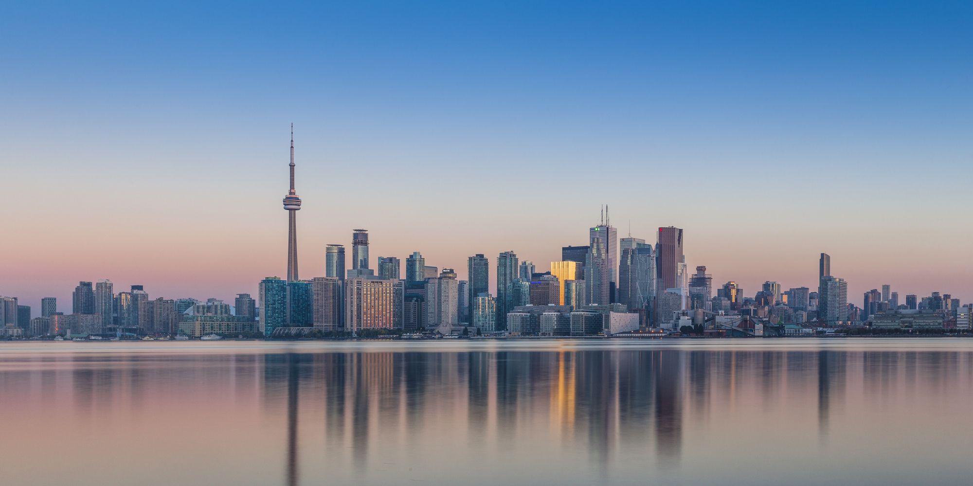 Lo skyliner di Toronto è riconoscibile dalla CN Tower che svetta sui grattacieli della città © Getty Images/AWL Images RM