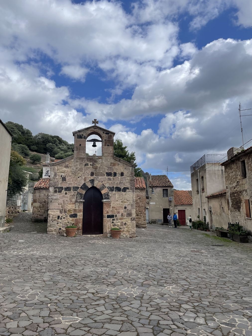 La chiesa di Santa Croce nel centro storico di Ittireddu in Sardegna
