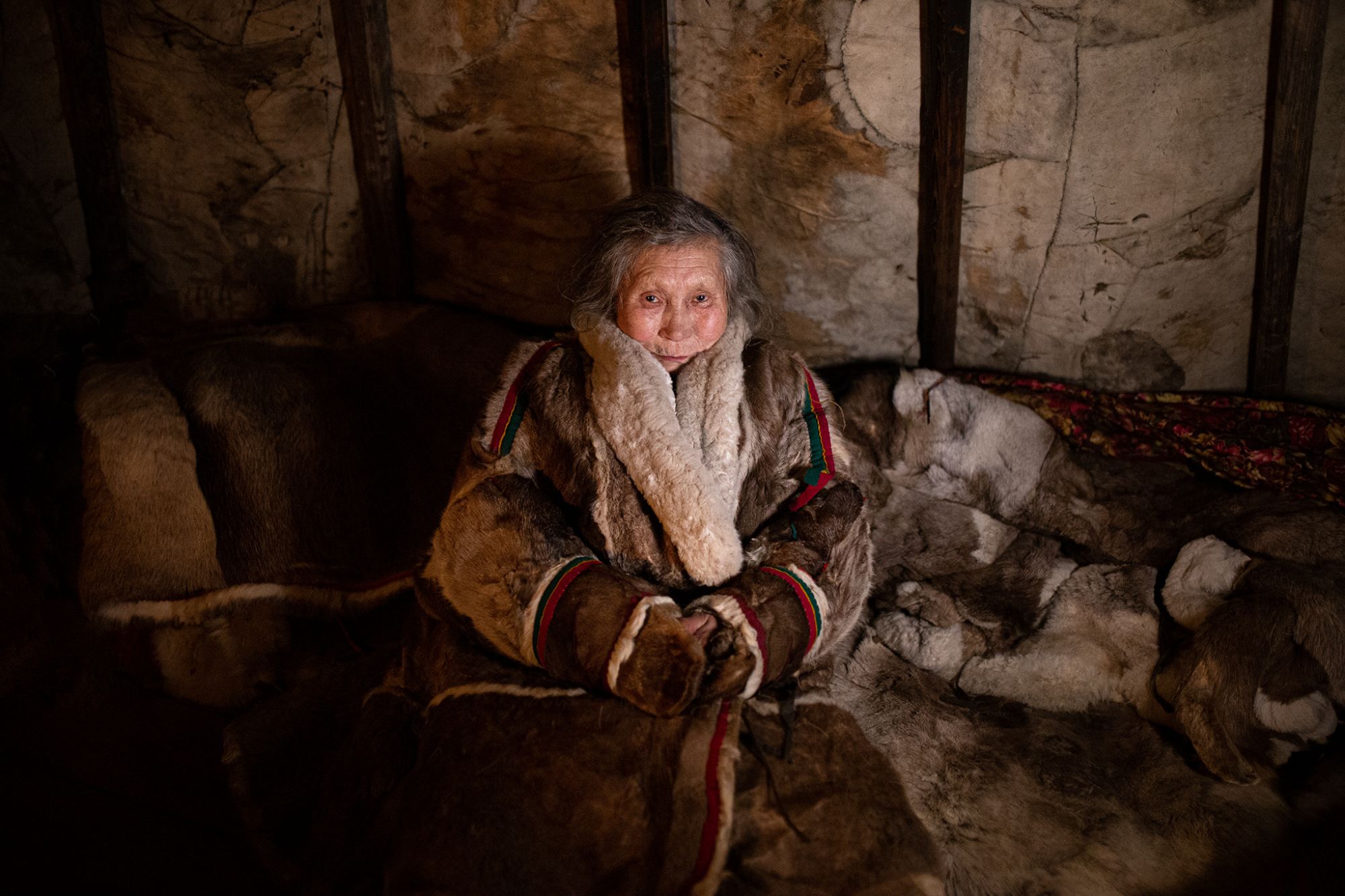 Una donna Nenec nella tenda