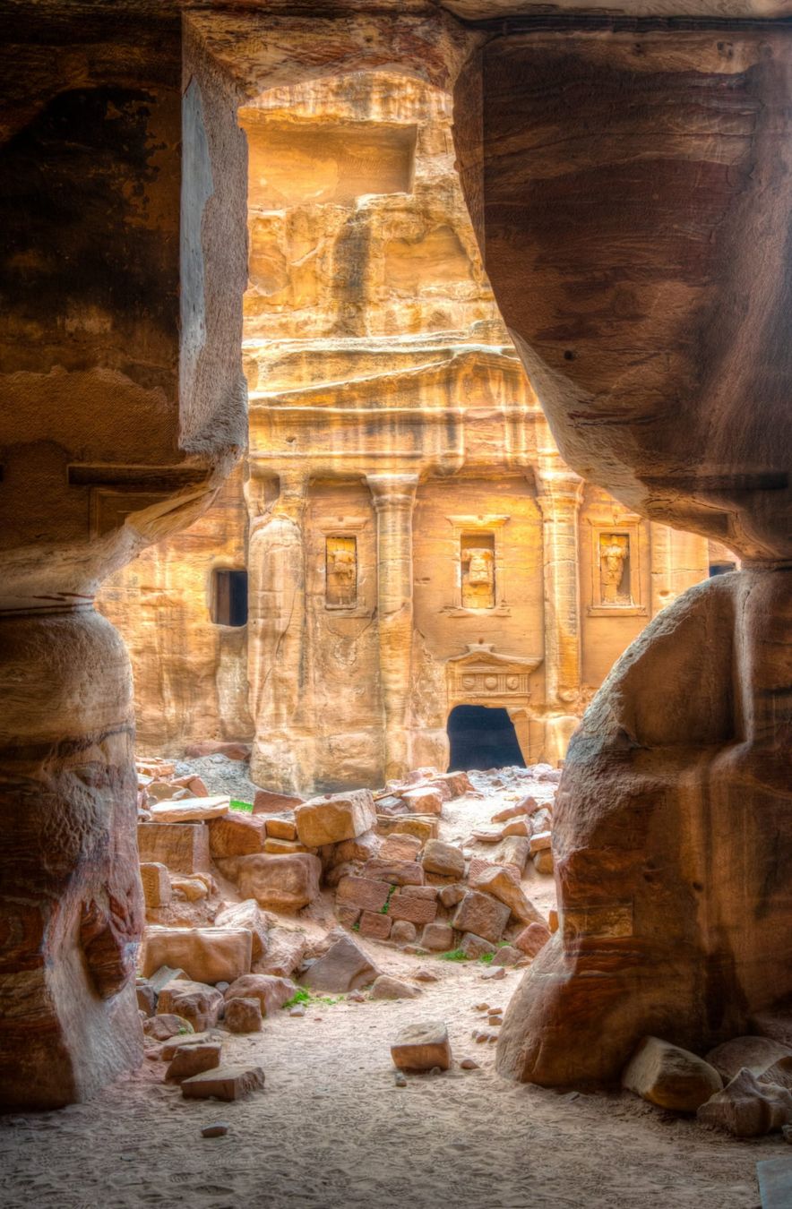 Sull’altro versante della montagna si trovano centinaia di tombe e templi bellissimi ma poco visitati © trabantos / Getty Images