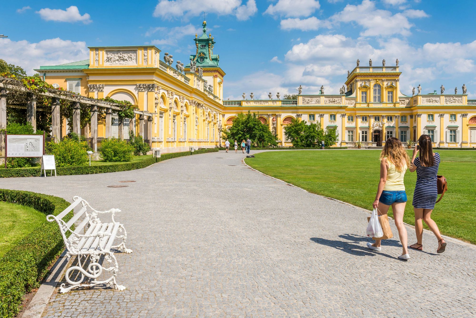 Giardini curatissimi e architetture sontuose vi aspettano al Parco di Wilanów. © vivooo/Shutterstock