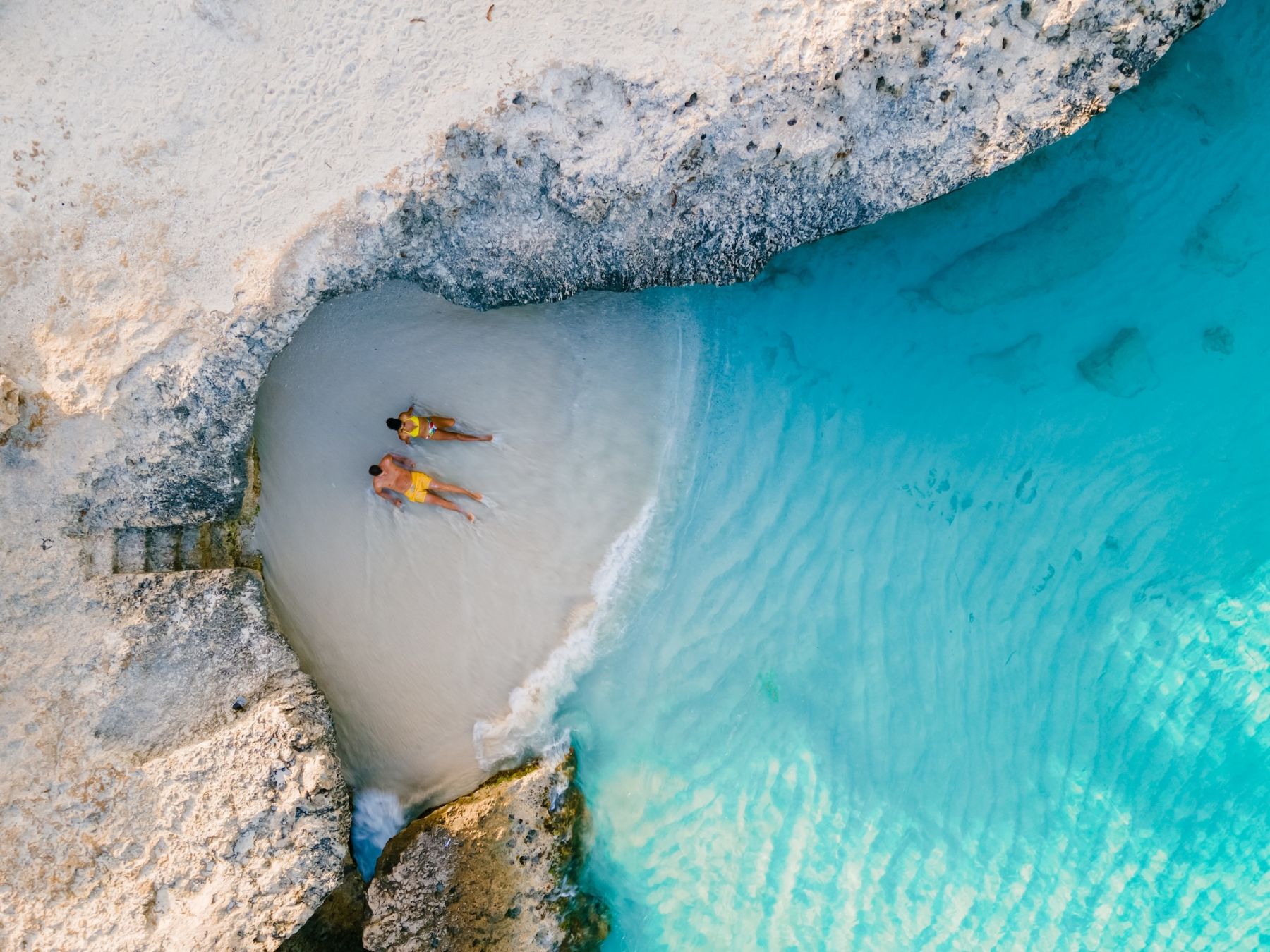 Una coppia sulla spiaggia di Tres Trap, ad Aruba ©fokke baarssen/Shutterstock