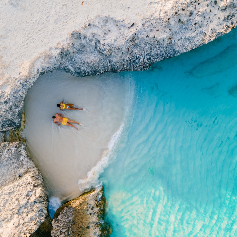 Una coppia sulla spiaggia di Tres Trap, ad Aruba  ©fokke baarssen/Shutterstock