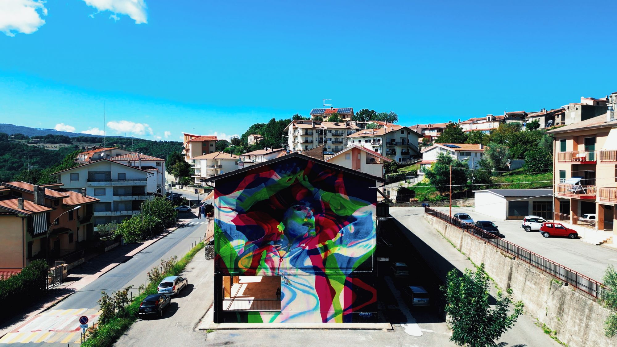 Murale, cielo azzurro, centro cittadino