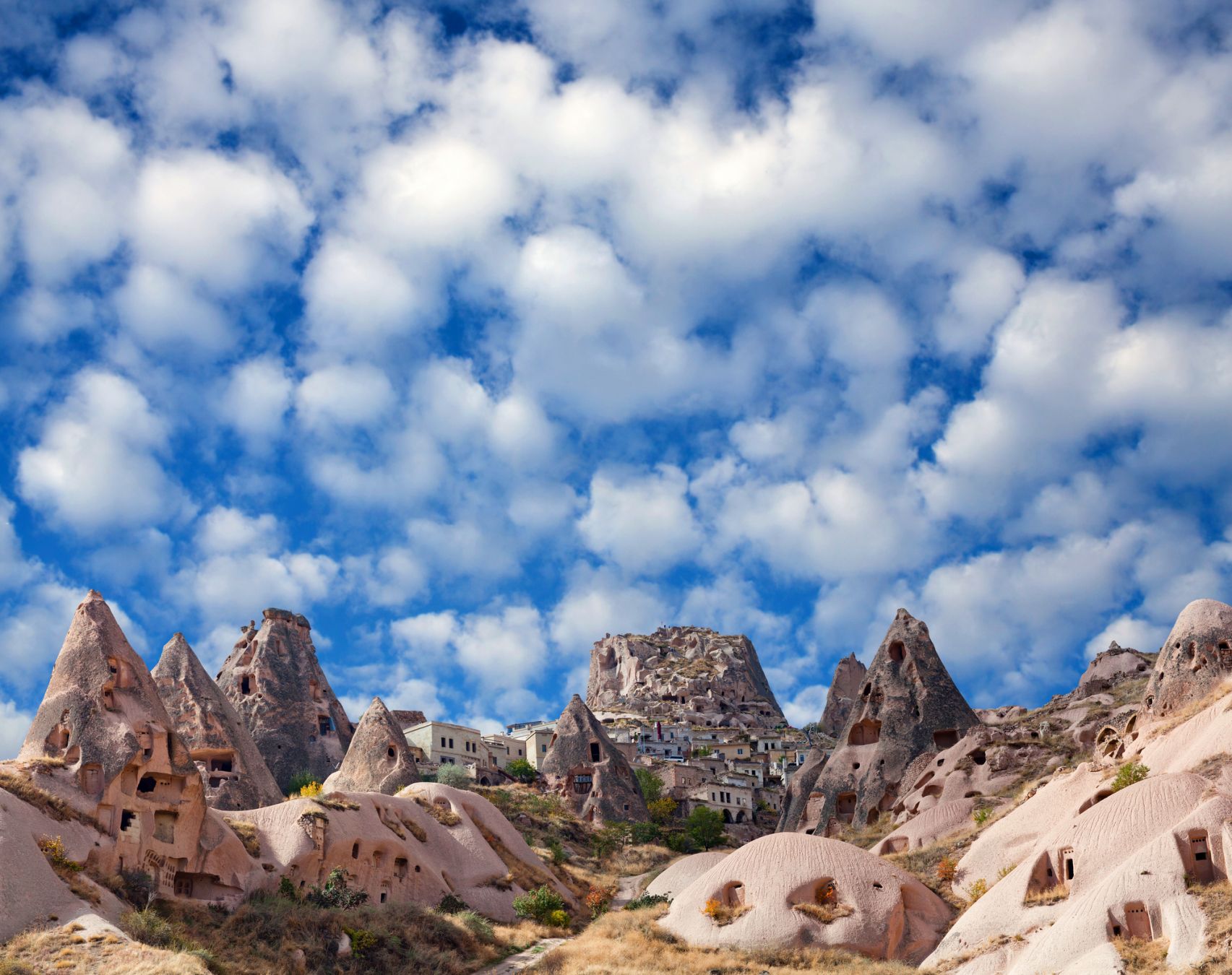 Il Castello di Uchisar incastonato tra i monti vulcanici Erciyes, Melendiz e Hasan, Cappadocia, Turchia ©Zzvet/Getty Images
