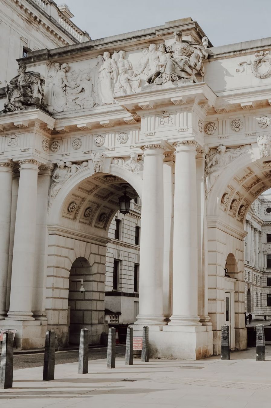 Un portone ad arco nella City di Londra. novillas.a/Shutterstock