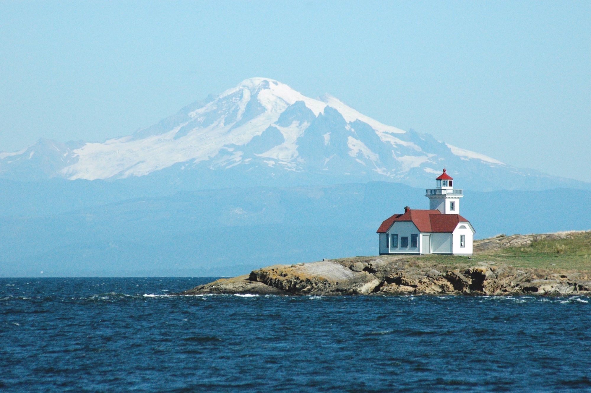 Il  Faro davanti al Monte Baker a  San Juan Island ©Monika Wieland Shields/Shutterstock