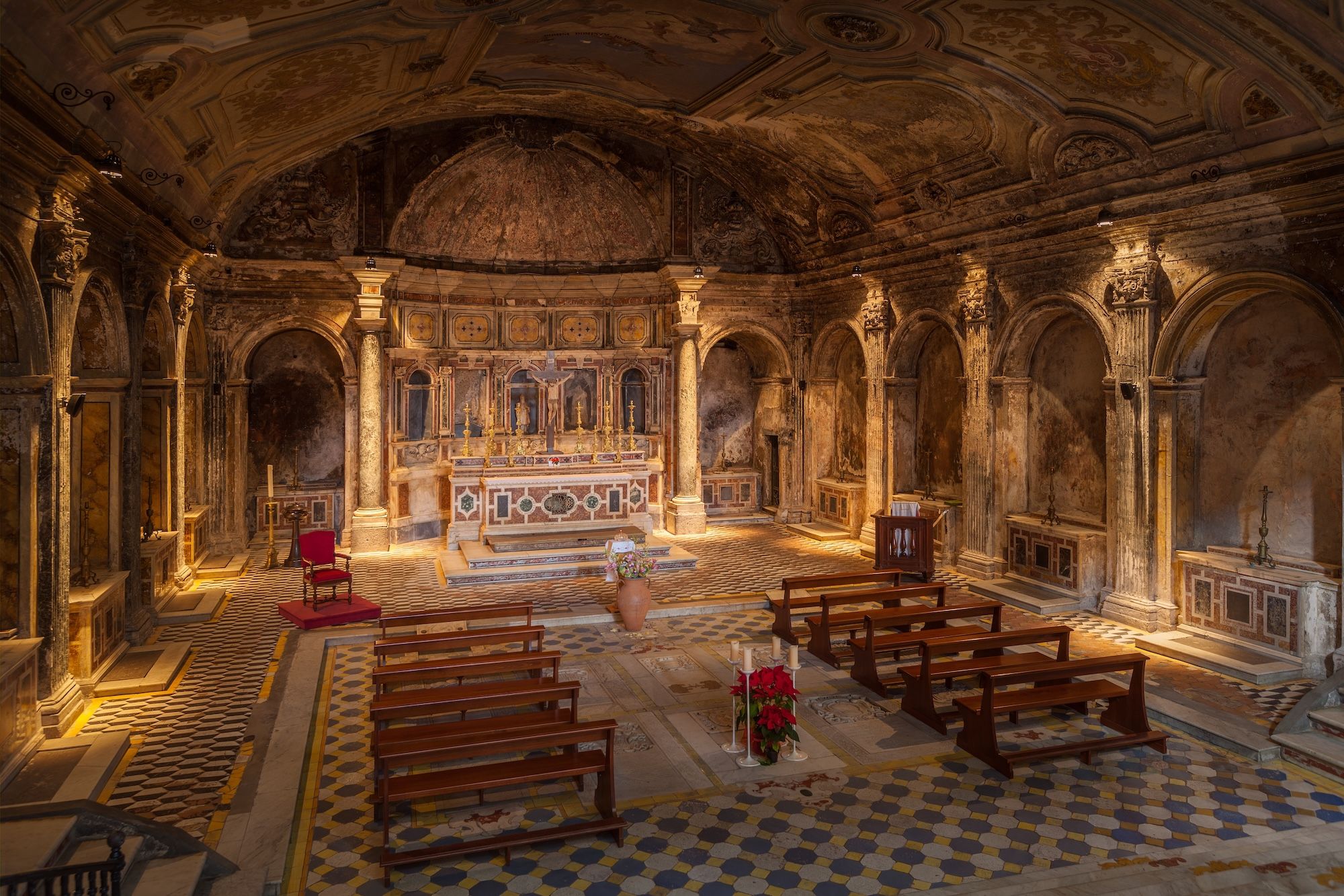 La Basilica of Santa Maria della Sanita, dalla cui cripta si accede alle Catacombe ©Maurizio De Mattei/Shutterstock