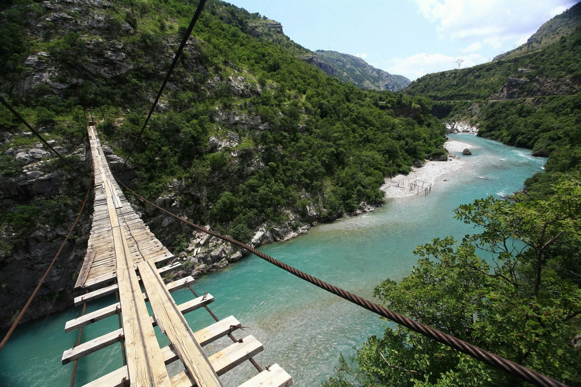 Un ponte sospeso sulla Gola del Salto della Tigre. © Shutterstock