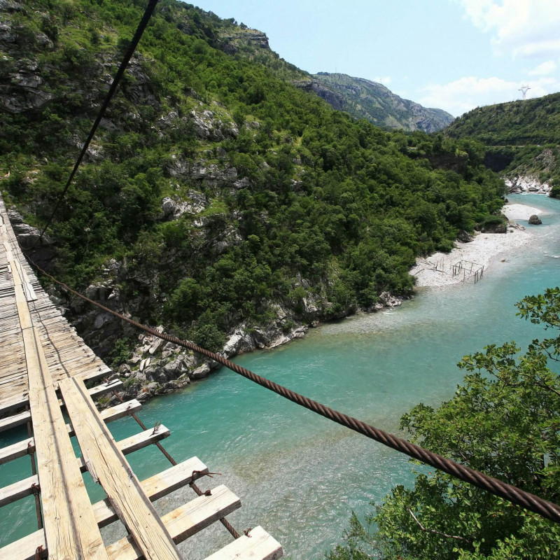 Un ponte sospeso sulla Gola del Salto della Tigre. © Shutterstock