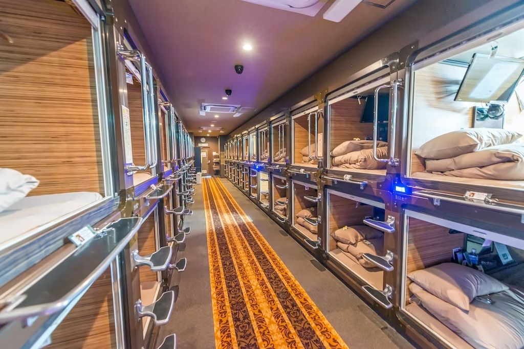 I capsule hotel sono una sistemazione stravagante e molto economica. © pisaphotography / Shutterstock