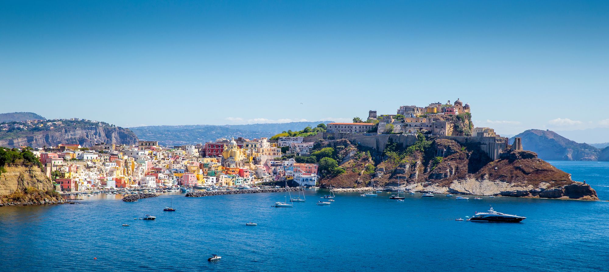 Terra Murata, in alto, con il colorato borgo di Procida, in basso