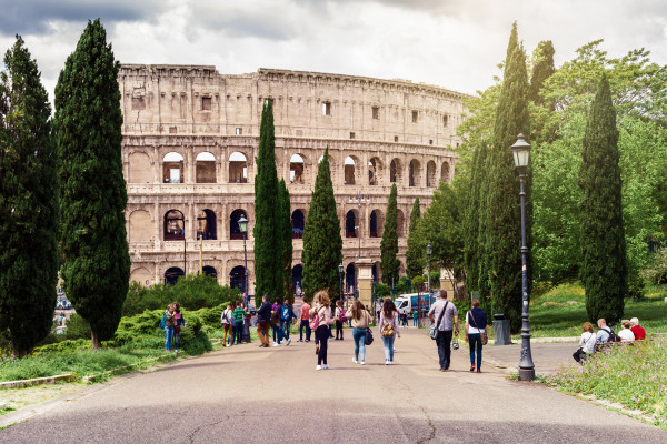 Persone passeggiano nei pressi del Colosseo a Roma © David MG / Shutterstock