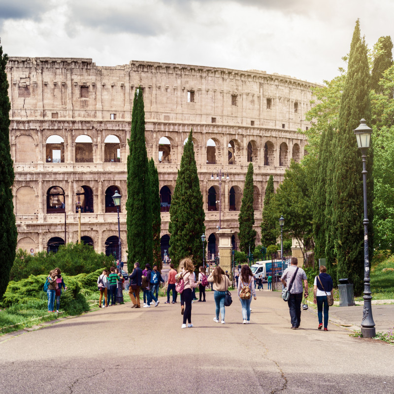 Persone passeggiano nei pressi del Colosseo a Roma © David MG / Shutterstock