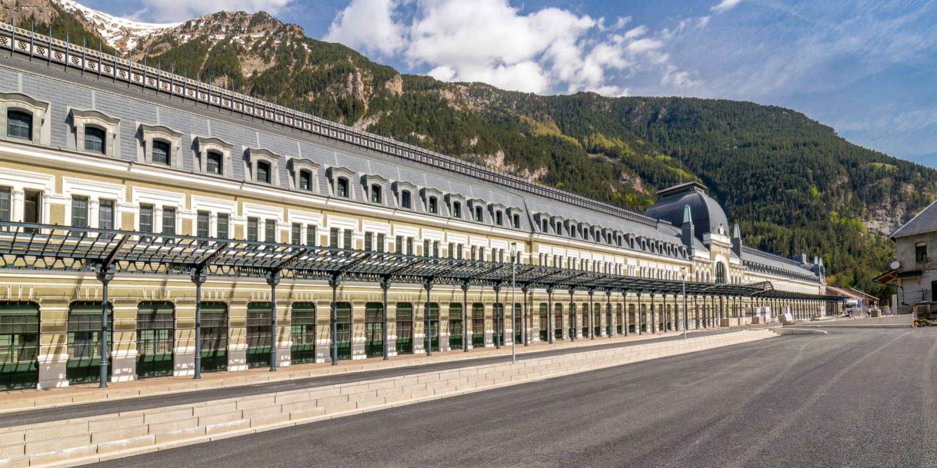 Il Canfranc Station Royal Hideaway Hotel occupa una spettacolare stazione ferroviaria