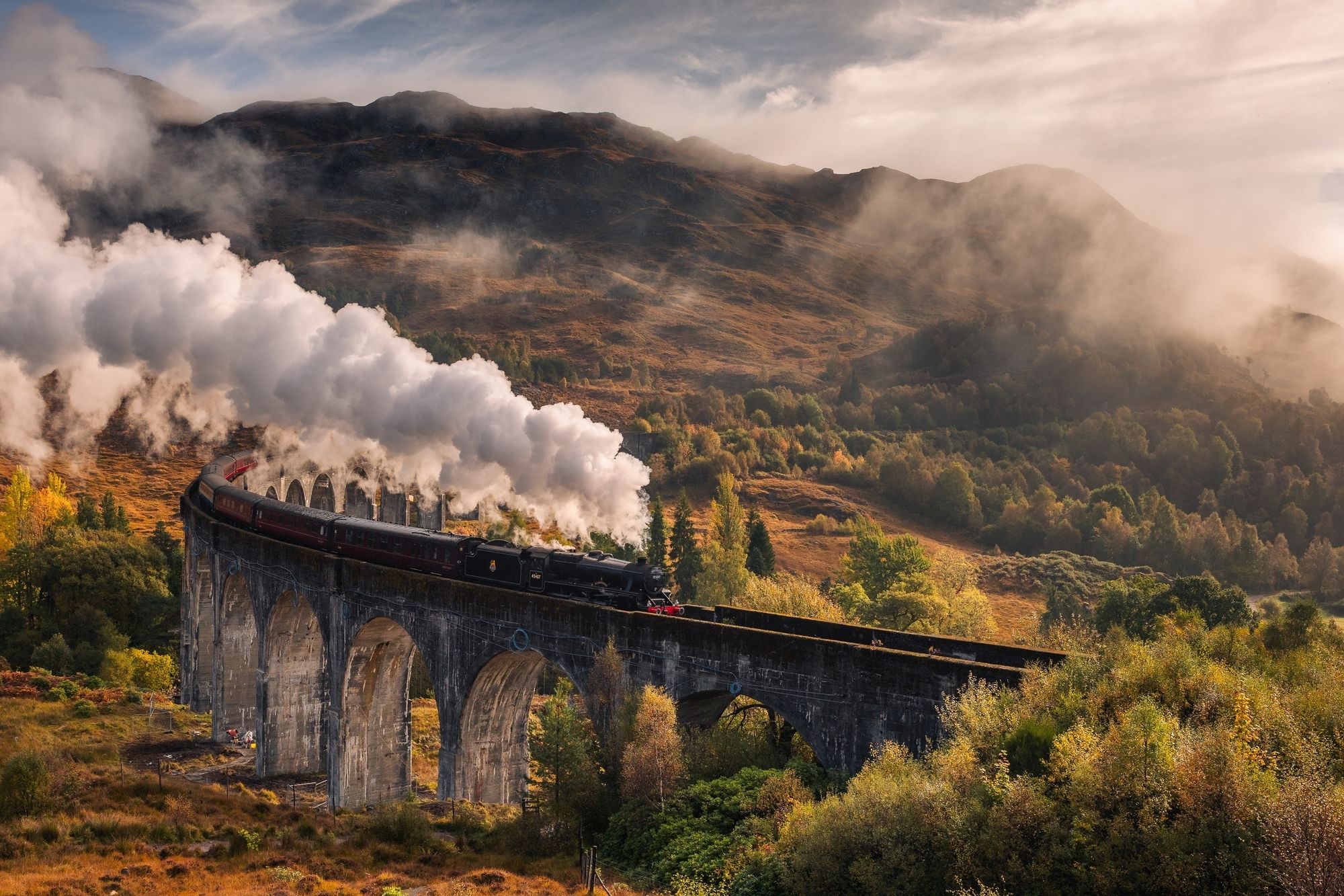Il treno a vapore The Jacobite lungo il viadotto di Glenfinnan, Scozia ©Pawel Uchorczak / Shutterstock