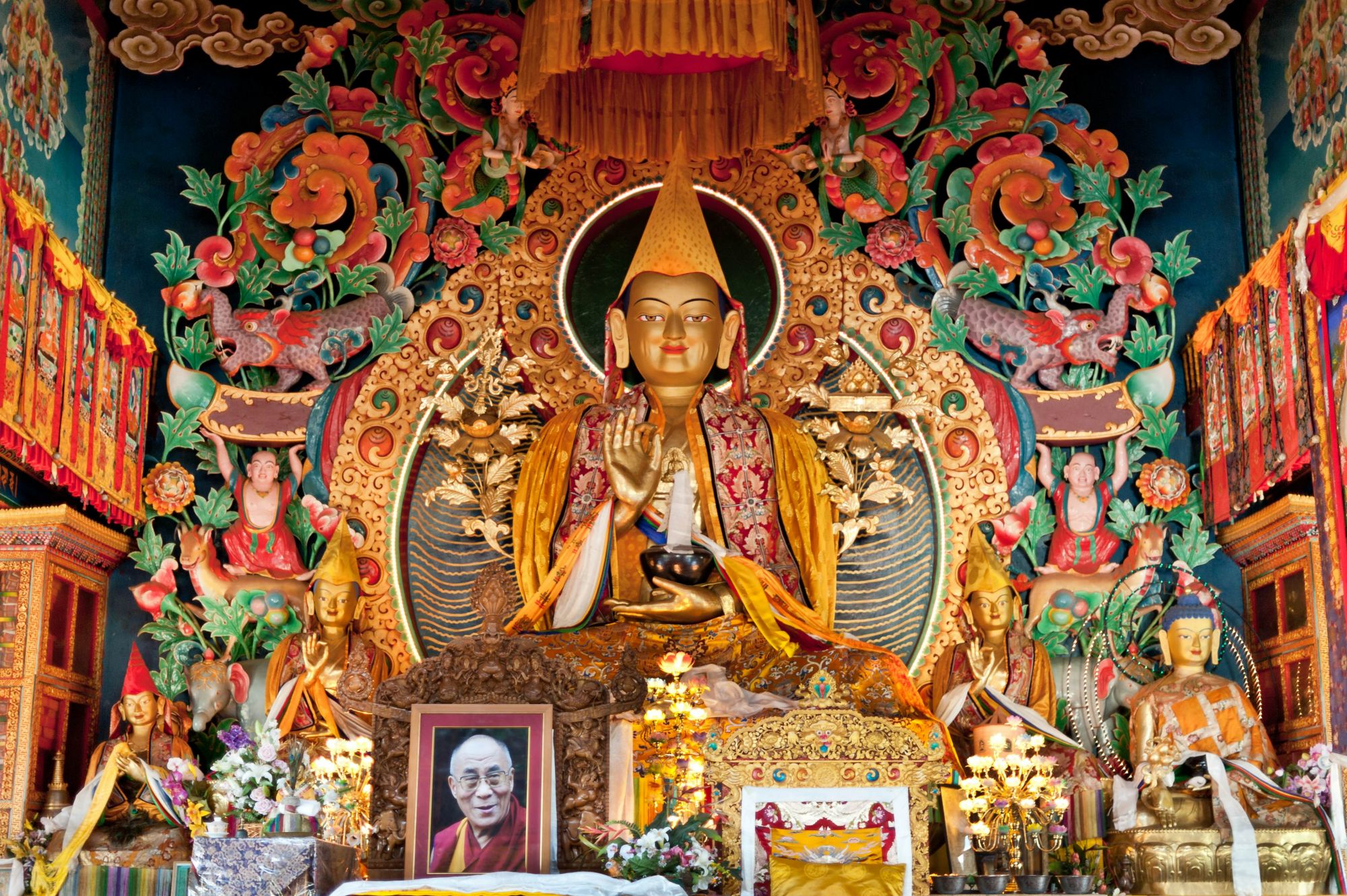 Una statua del Buddha nel monastero di Kopan, ornato di candele, nastri e fiori. © Oguz Dikbakan/Shutterstock